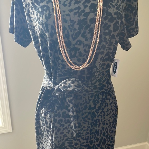Leopard print short sleeve scoop neck dress with mock belt - Picture 3 of 5